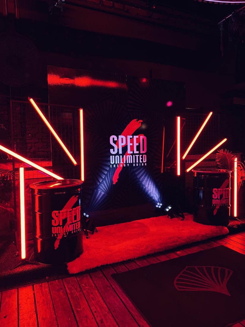 Speed Unlimited activation with red LED tubes and branded barrels